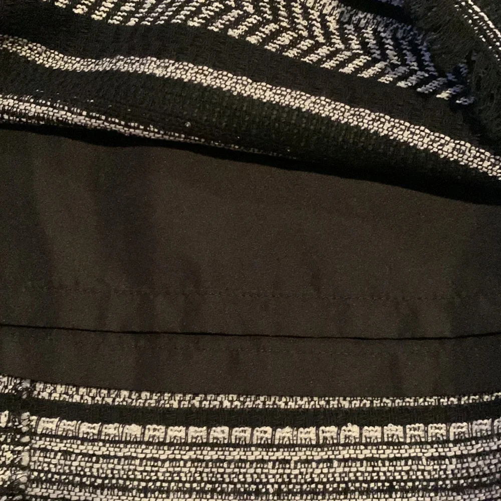 NWOT LOFT black and white skirt. With pockets. Lined. Size 6.